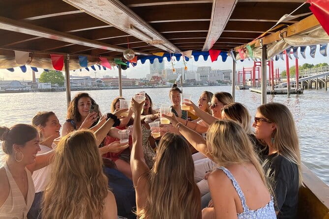 Private Boat Relax and Explore Bangkok’s Canals - The Fun Moment: Fish Feeding at an Artist Village