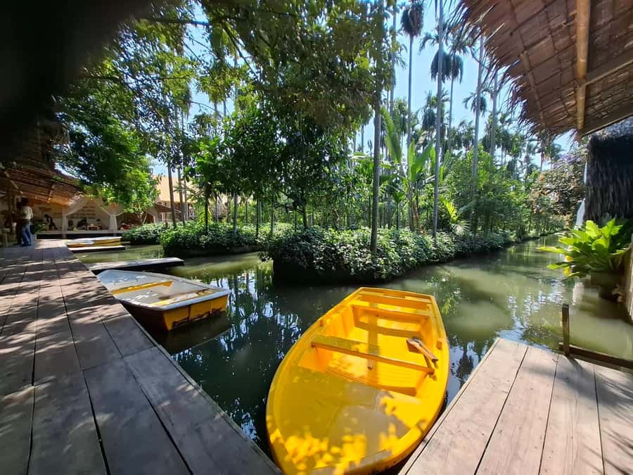 Private Floating & Train Market + DRAGON Temple + Thai Cafe - Private Group Rhythm, Timing, and What 9 Hours Feels Like