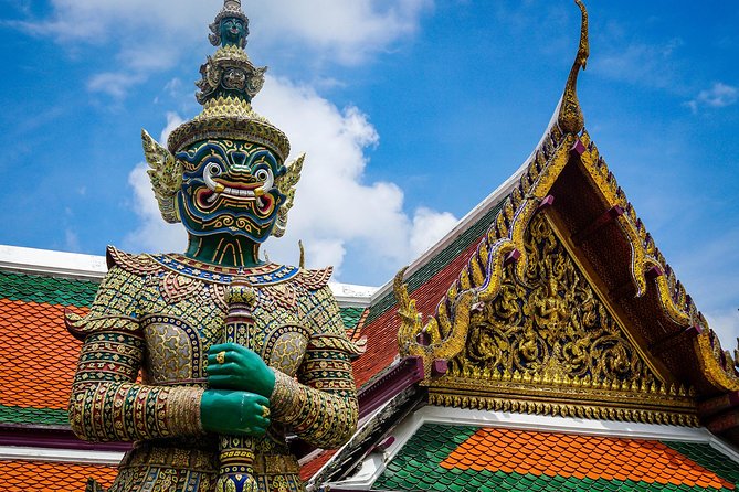 Private Grand Temples Along the Chao Phraya River [1/2 Day] - Dress, shoes, and the Bangkok heat reality check