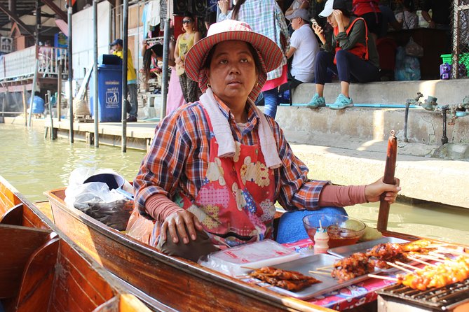 Private Guided Tour to Train Market and Damnoensaduak Floating Market - Coconut sugar farm stop: the sweetness behind the scenes