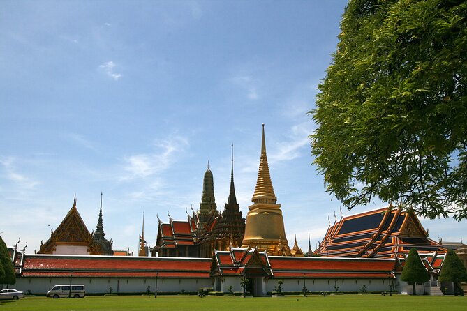 Private Half-Day Bangkok City Tour with The Grand Palace - The guide experience: where quality can swing your day