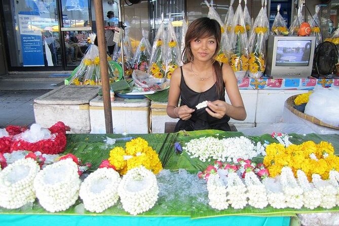 Private Three Temples Bangkok City Tour - Wat Traimit First: The Golden Buddha and the Story Behind It
