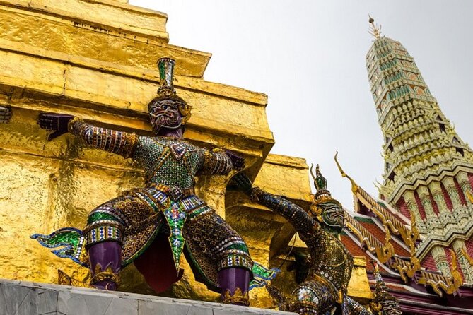 Private Tour: Bangkok Temples and Grand Palace - Wat Traimit: the 5.5-ton gold Buddha and the plaster-casing surprise