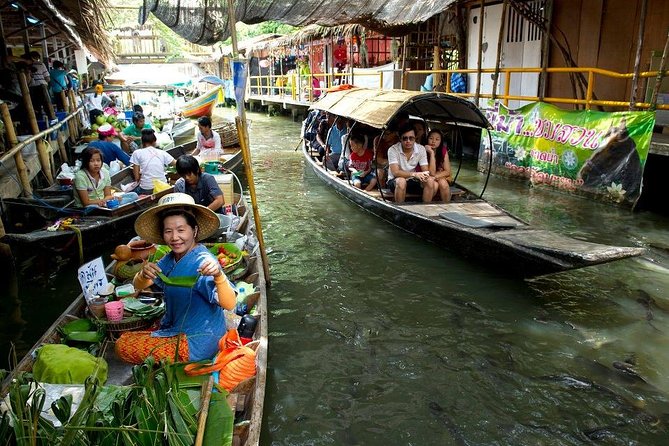 Private Tour: Damnoen Saduak Floating Market and Bangkok City Temples - Lunch and the wood-carving factory stop: a practical culture bonus