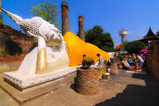 Private Tour: Full Day Ancient City of Ayutthaya and Lopburi - Wat Mahathat: the Buddha head in tree roots moment