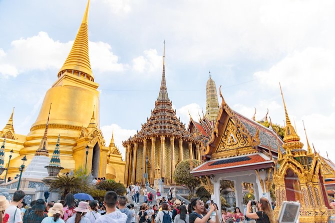 Private Tour: Half-day Grand Palace and Wat Arun by Boat - Wat Phra Kaew and the Emerald Buddha: why a guide helps