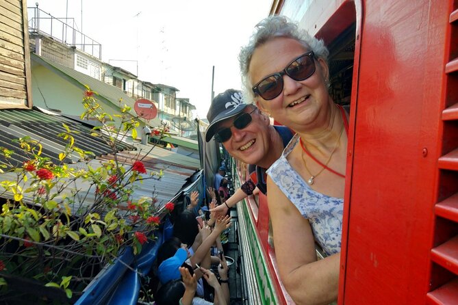 Private tour to Floating & Railway markets (multi-lang: EN ZH ES IT FR DE) - Mae Klong Railway Market: watching the market react to the train