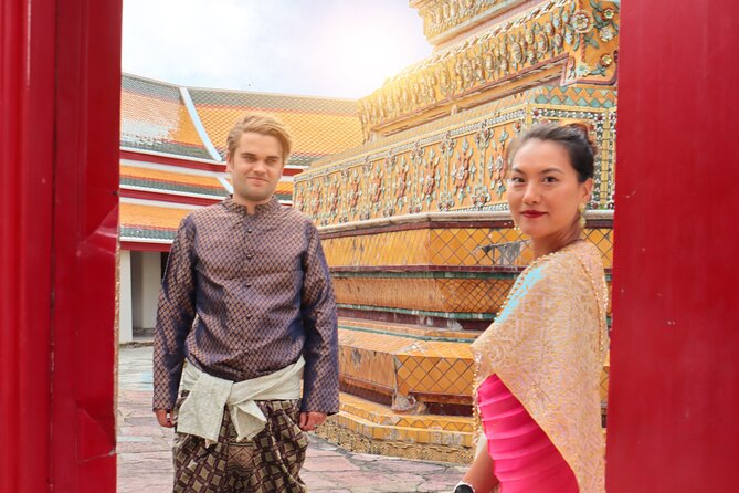 Proposals in Thai Costume with Photoshoot - Pak Khlong Flower Talat Original: a one-hour flower-market moment