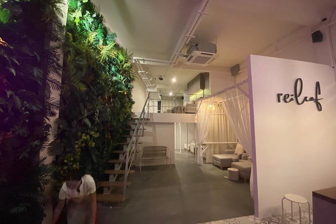 Rest And Relax Massage - Traditional Thai Massage In Bangkok / Sukhumvit - What the massage really feels like: Floor work, pressure points, stretching