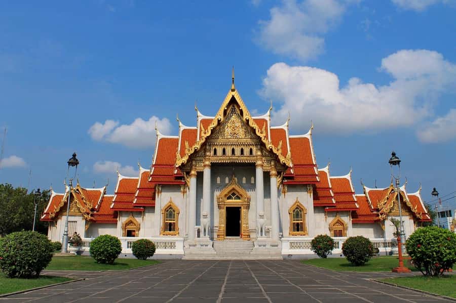 Shared Tour: Wat Pho, Wat Traimit and Wat Benchamabophit - Wat Traimit, Pak Khlong Talat, Wat Pho, Wat Benchamabophit in one 4-hour run