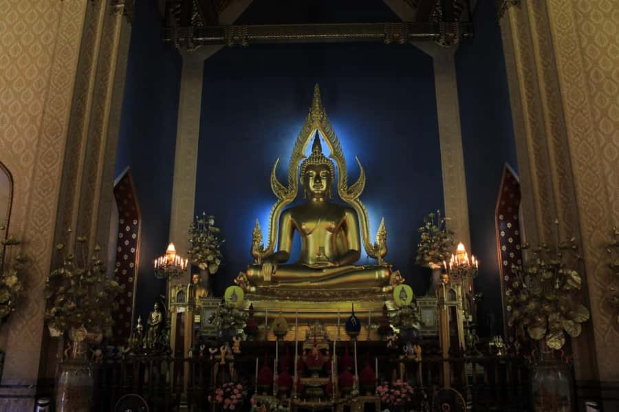 Shared Tour: Wat Pho, Wat Traimit and Wat Benchamabophit - Pak Khlong Talat flower market: a quick, useful break