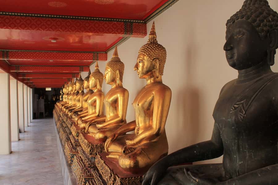 Shared Tour: Wat Pho, Wat Traimit and Wat Benchamabophit - Wat Pho reclining Buddha: how to make the 1-hour visit feel longer