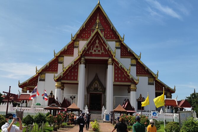 Small Group Tour to Ayutthaya Temples from Bangkok with Lunch - Stop 3: Wat Mahathat and the Bodhi tree roots