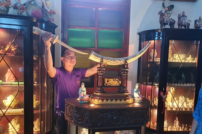 Small-Group: Unseen Bangkok's Chinatown Walking Tour - Food and drinks: Thai-Chinese snacks, samples, and a real sit-down meal