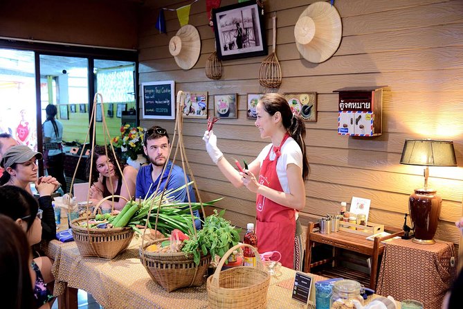Sompong Thai Cooking School: Hands-On Culinary Experience - Morning Session Market Tour: Fresh Choices and Muddy Footwork