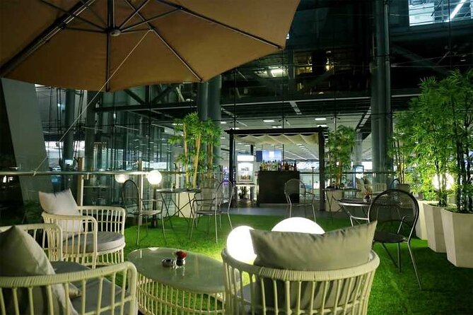 Suvarnabhumi Airport 2-Hour Miracle Lounge Access - The food and drink setup: Thai comfort food plus a serious coffee moment