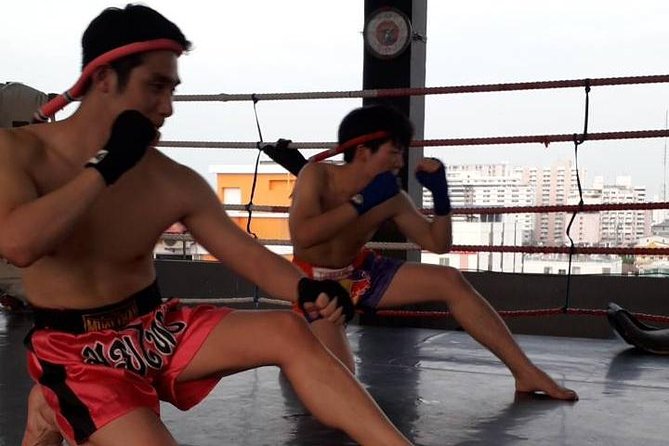 Thai Boxing Lesson, family and Kids Friendly - Getting there: the Rod Fai Fah Apartment and the rooftop vibe