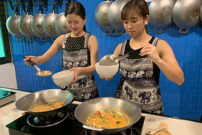Thai Cooking Class at Tingly Thai Cooking School in Bangkok - Entering Tingly Thai Cooking School: meeting point, group size, and the setup