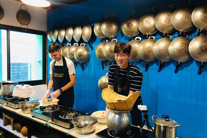 Thai cooking class experience in Bangkok with Tingly Thai cooking school - The teaching style: fun instructors who keep it understandable