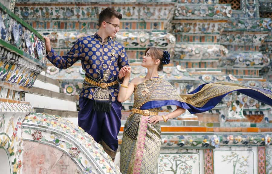 Thai Costume Photographer at Wat Arun/Pho in Bangkok - How the shoot works, from guidance to quick phone photos