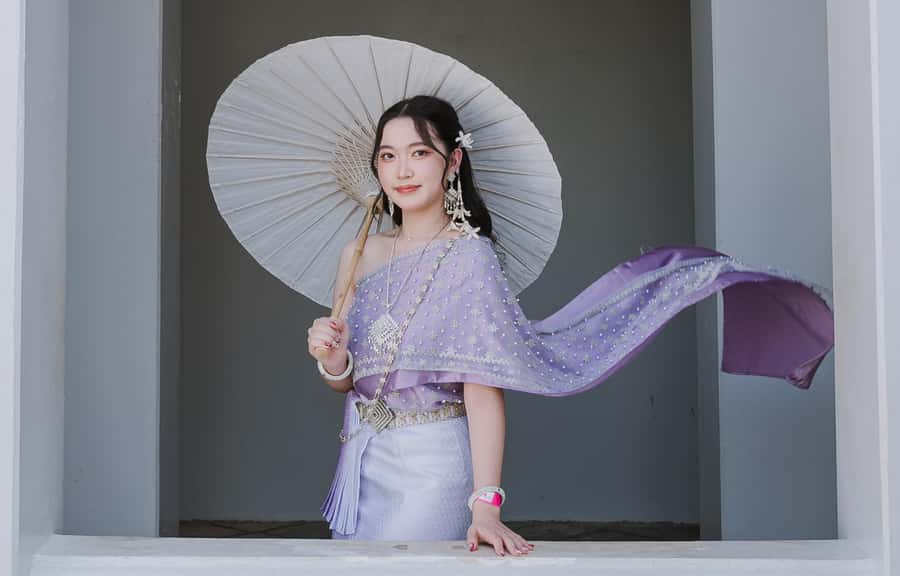 Thai Costume Photographer at Wat Arun/Pho in Bangkok - English, posing, and staying calm when instructions get lost