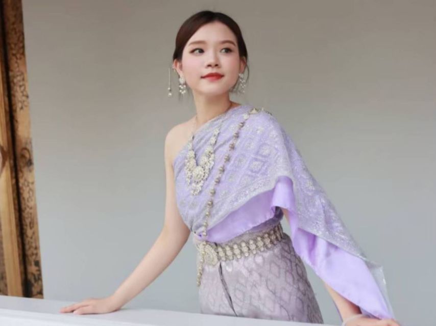 Thai Costume Rental - Using the costume outdoors around Wat Arun and beyond
