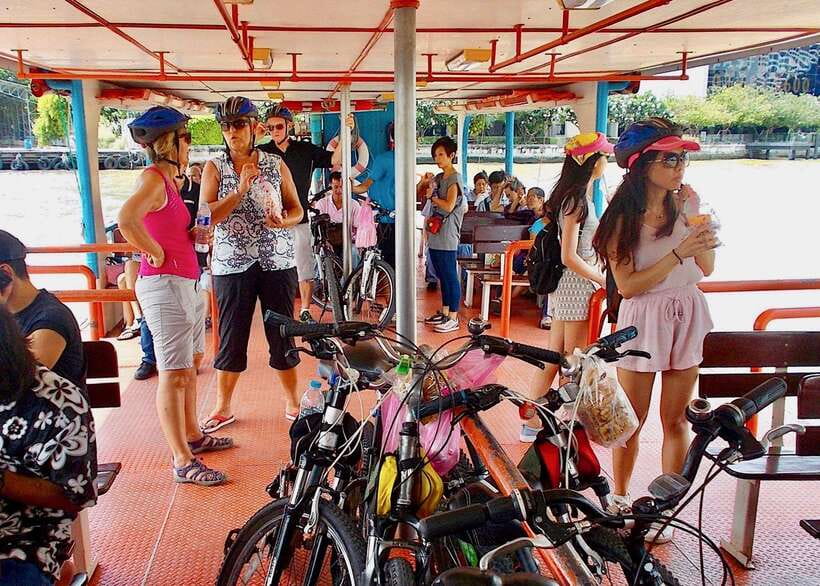 Thai culture and Bangkok local life guided bike tour - Pak Khlong Talat and Wat Kanlayanamit: flowers and faith side by side