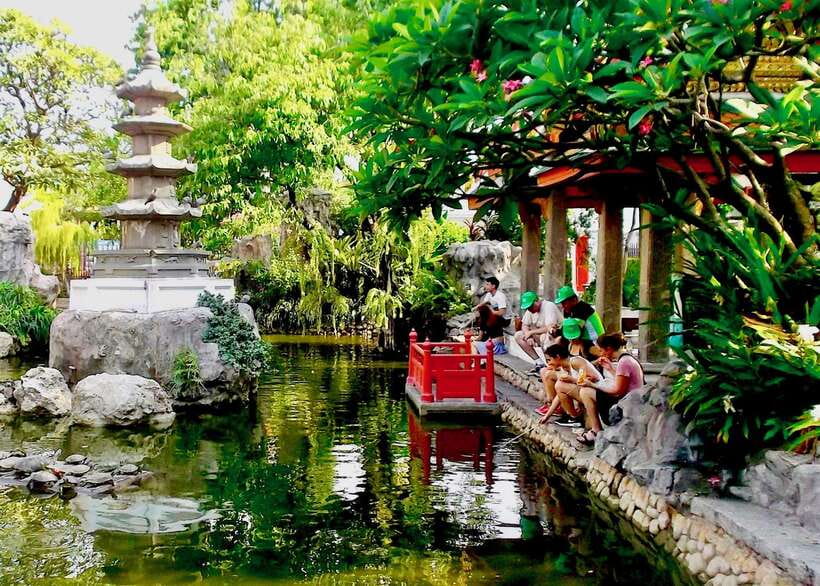 Thai culture and Bangkok local life guided bike tour - Wang Burapha Phirom and Prajadhipok: quick stops with local street texture