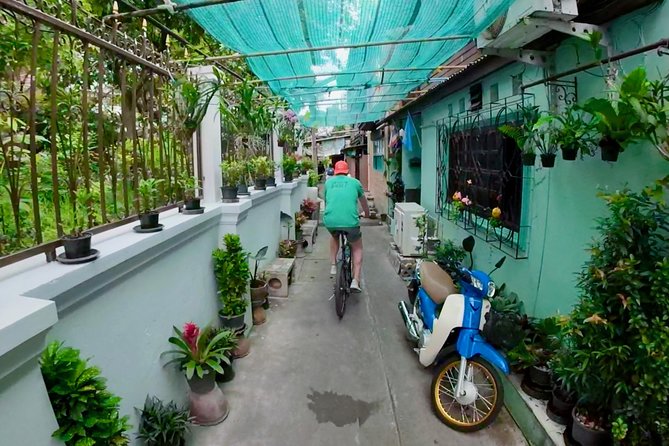 Thai Culture and Local Life 4- Hour Bangkok Bike Tour - Wat Prayurawongsawat Worawihan: Portuguese Community Roots and Turtle Feeding