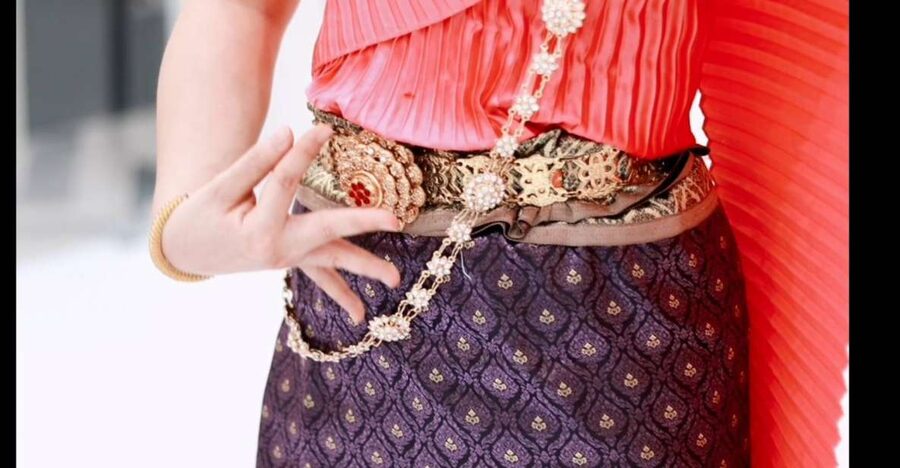 Thai Dance Class - Dressing for Thai dance: traditional clothes and full accessories