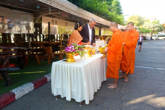 Thai Wedding ceremony (Bangkok) - The Photo Shoot: Old Town Pictures After the Blessings