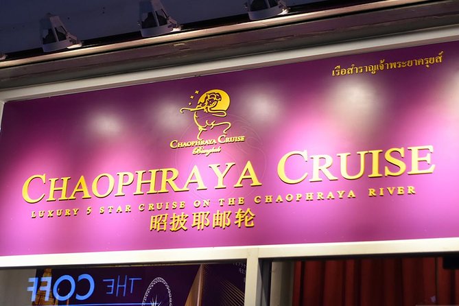The Chaophraya Cruise : LUXURY 5 STAR Dinner Cruise Program - Live music and Thai greeting dance: the entertainment is the main event