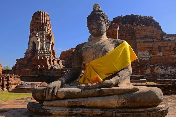 Three Temple Ayutthaya Tour with Scenic Boat Ride - Wat Mahathat: the banyan roots and the iconic Buddha head