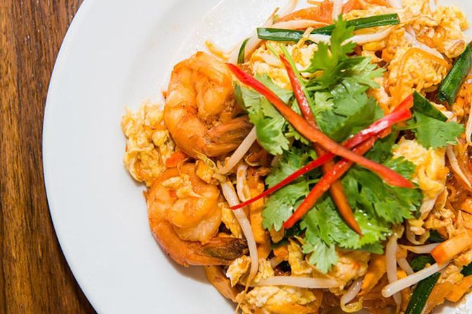 Tuk Tuk Bangkok Private Tour: WW2 Pad Thai, 360-Viewpoint, Chinatown (Pickup) - Why this 3-hour tuk tuk evening route works