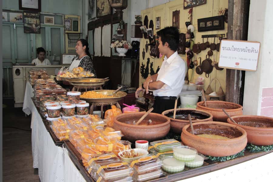 Weekend Amphawa Floating Market & Train Market Private Tour - Who this tour fits best, and who might feel disappointed